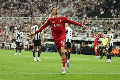 "كنت متحمسا".. إيكيتيكي يعتذر بعد طرده في مباراة ليفربول وساوثامبتون